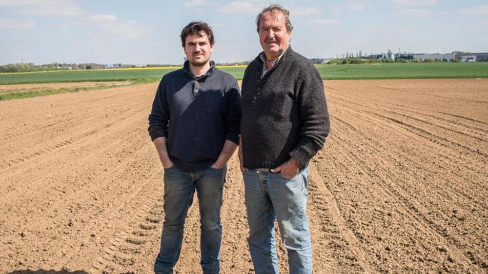 Dominique Plet ignore s’il pourra transmettre à son fils Robin la ferme familiale amputée d’une trentaine d’hectares. © J. Derigny